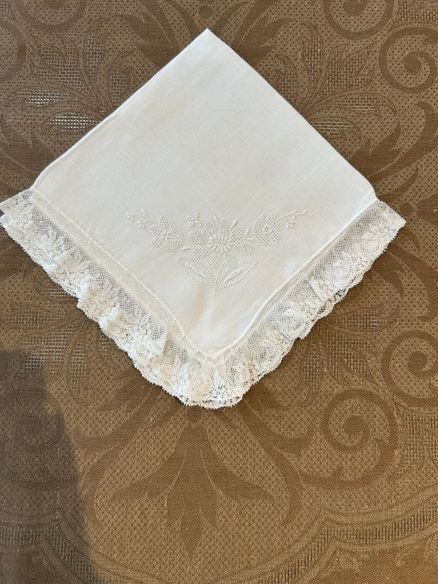 Estate/Vintage Ladies Handkerchief - Drawn Thread Flower on Linen With Lace Edge
