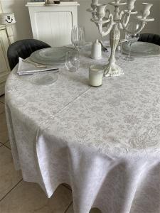 L'Ensoleillade Jacquard Tablecloth "Daya": White