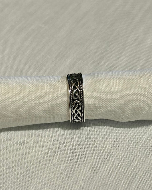 Sterling Silver Celtic Ring: Celtic Knot With Black Background