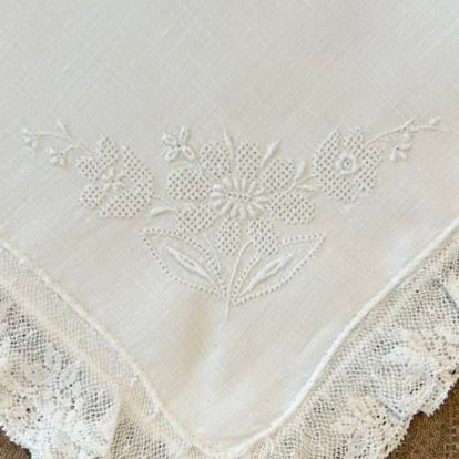 Estate/Vintage Ladies Handkerchief - Drawn Thread Flower on Linen With Lace Edge