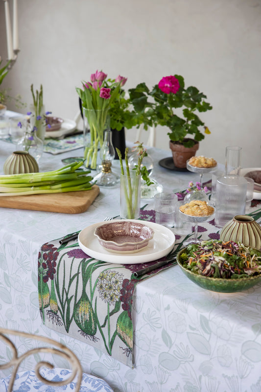 Ekelund Table Runner: "Allium"