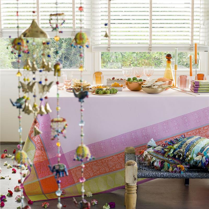 Le Jacquard Francais Tablecloth "Sari Lotus" Pink